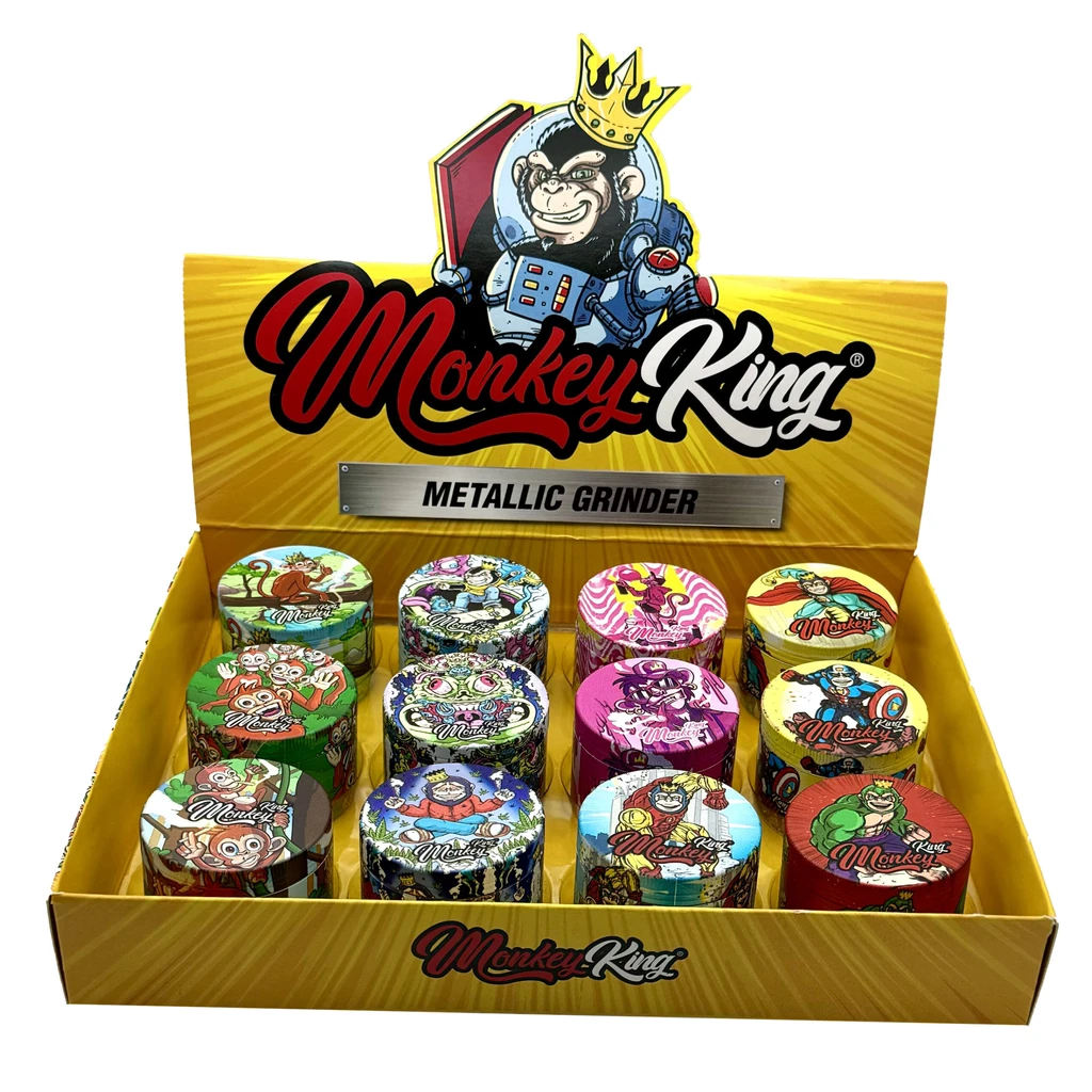 Expositor amarillo de grinders Monkey King con distintos diseños multicolores de monos y un cartel con un mono astronauta coronado.