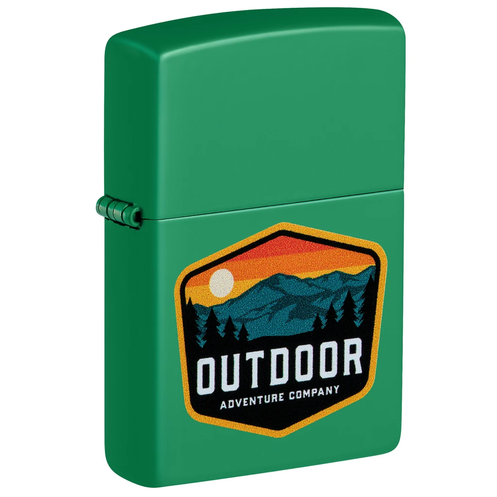 Encendedor Zippo Outdoor Design verde y cerrado, con un emblema de montañas, árboles y sol, y el texto «Outdoor Adventure Company».