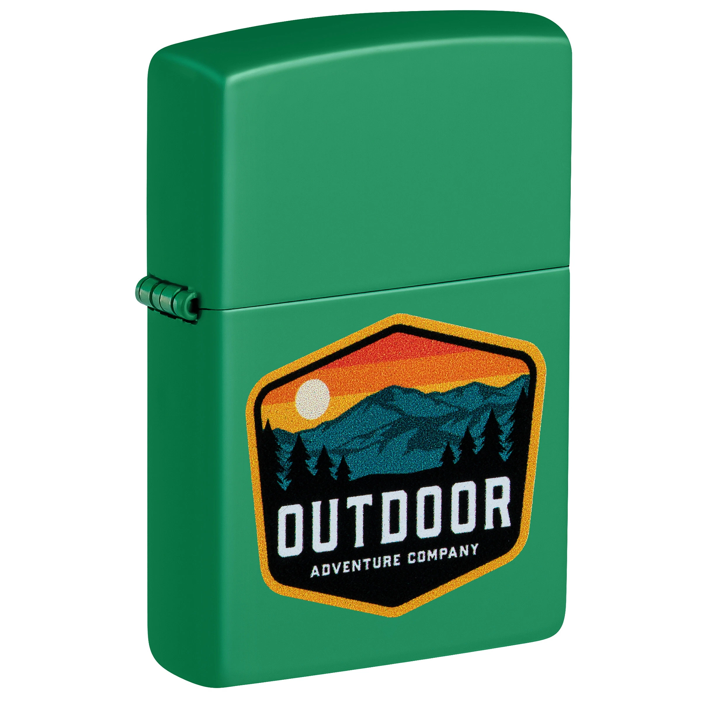 Encendedor Zippo Outdoor Design verde y cerrado, con un emblema de montañas, árboles y sol, y el texto «Outdoor Adventure Company».