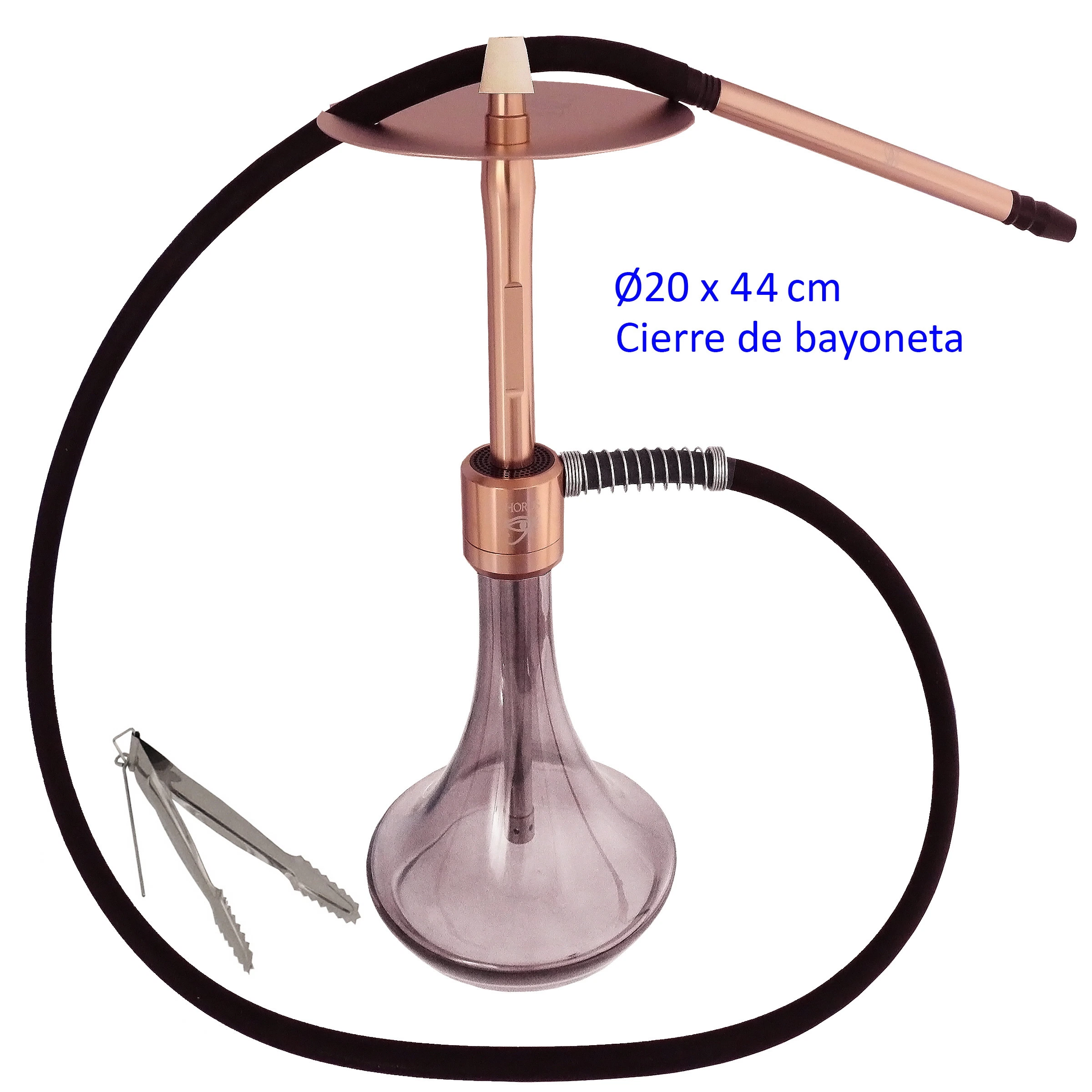 Shisha de aluminio oro rosa con base de cristal ahumado, plato superior, manguera negra con boquilla a juego y pinzas metálicas al lado.