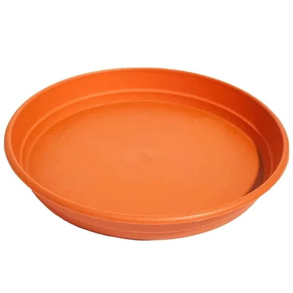Plato redondo naranja para macetas, visto en perspectiva desde arriba, con base plana y borde elevado con relieves circulares. Plato redondo naranja para macetas, visto en perspectiva desde arriba, con base plana y borde elevado con relieves circulares.