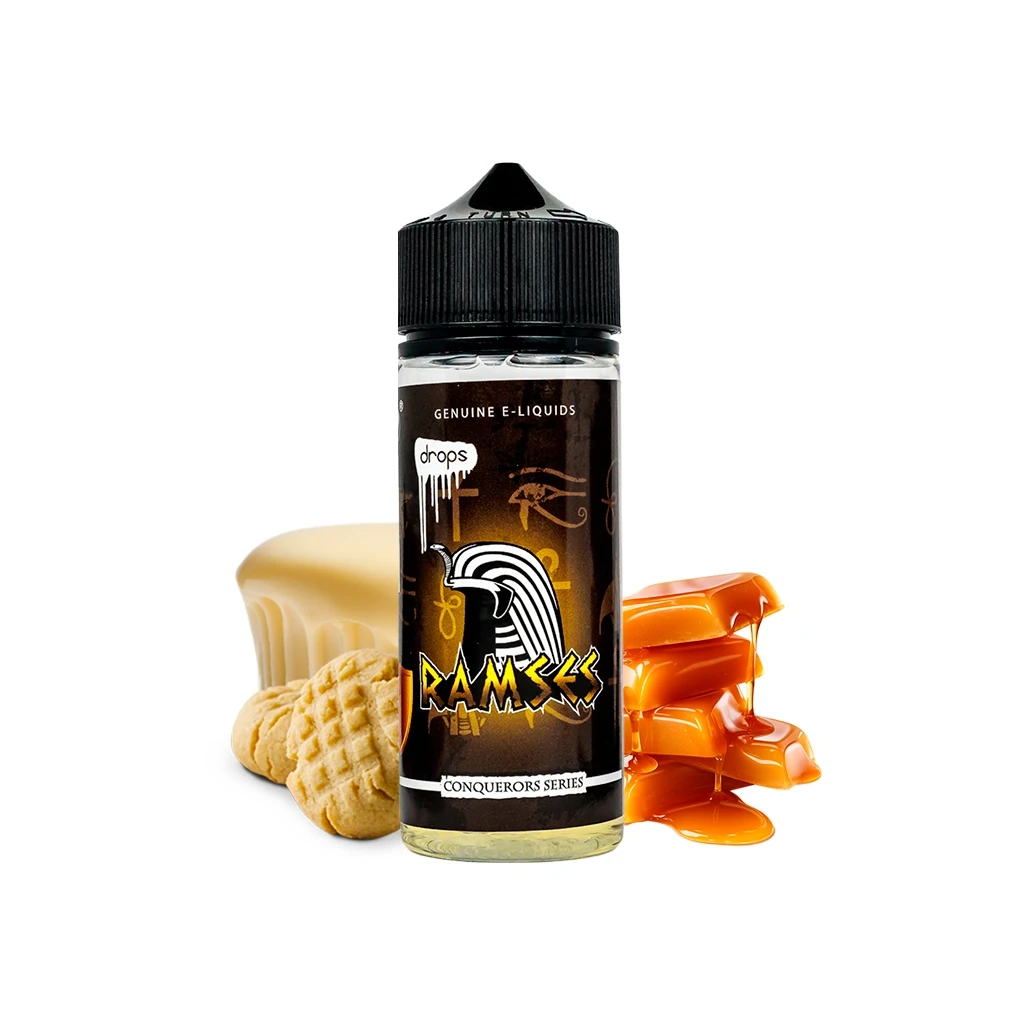 Botella Drops Ramses con tapón negro y etiqueta de inspiración egipcia, rodeada de galletas, un bloque amarillo y caramelos con salsa.