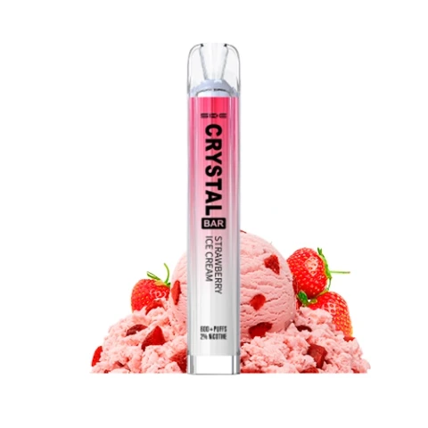 Vaper SKE Crystal Bar Strawberry Ice Cream rosa y plateado, con boquilla transparente, delante de fresas y bolas de helado rosa.