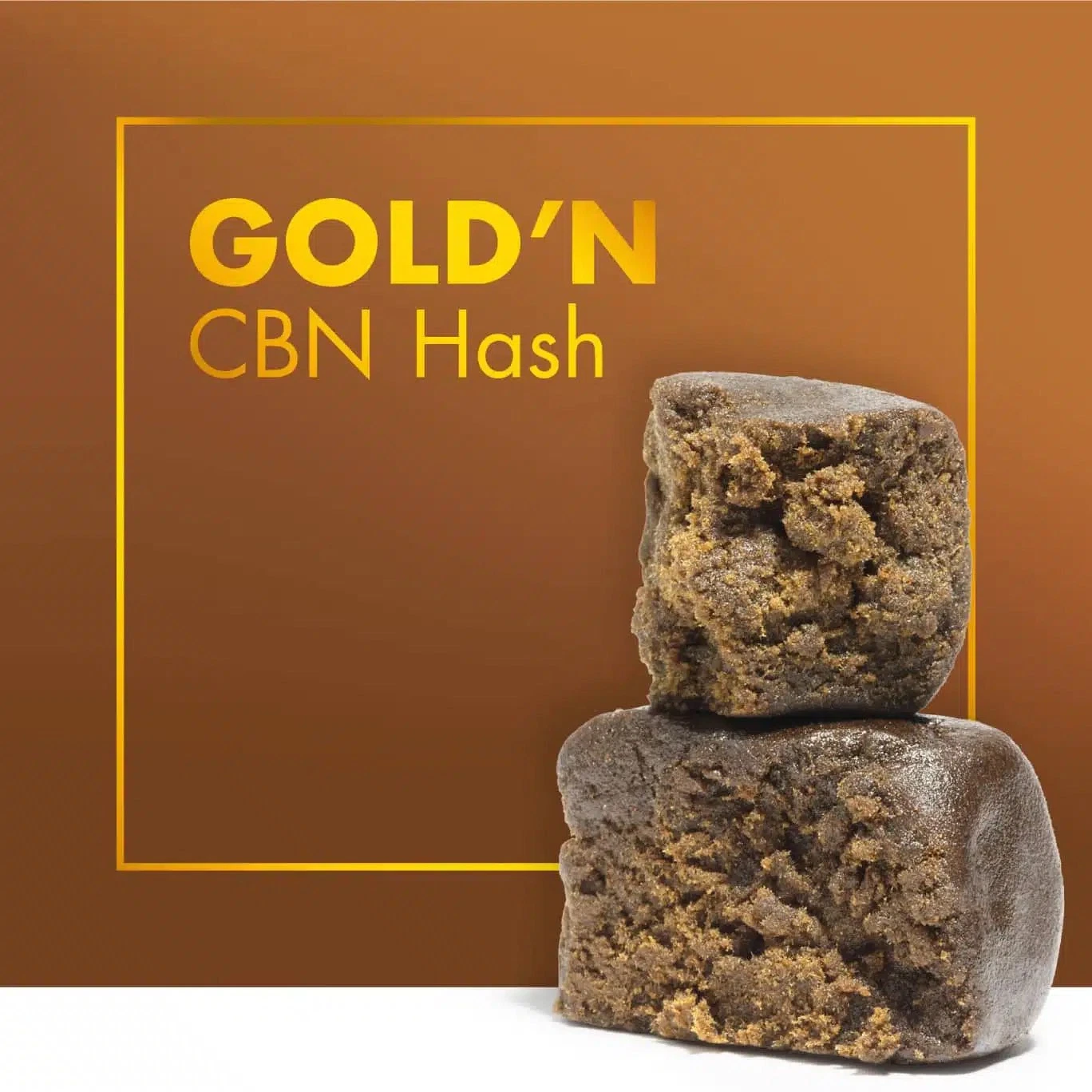 Bloques apilados de hachís Gold'n CBN Hash, con interior marrón desmenuzado, ante un fondo ocre con el nombre en amarillo.