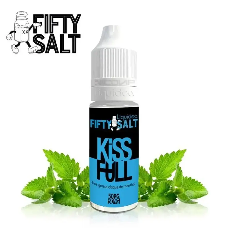 Frasco KISS FULL Fifty Salt con tapón blanco y etiqueta negra y azul, rodeado de hojas verdes y con el logotipo Fifty Salt en una esquina.