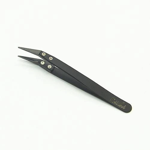 Pinzas Coiland Ceramic Tweezer negras, con puntas finas y tornillos visibles, colocadas en diagonal sobre fondo blanco.