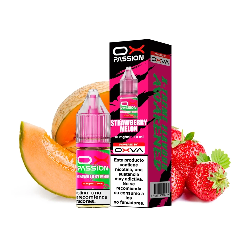 Frasco y caja rosa y negra de Oxva Ox Passion Strawberry Melon, con etiqueta de 10 mg/ml y 10 ml, junto a fresas y melón.