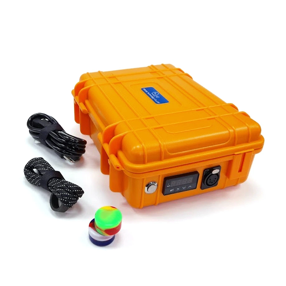 Equipo E-Nail en maletín naranja con pantalla, botón y conector frontales, acompañado de cables y pequeños recipientes de colores.