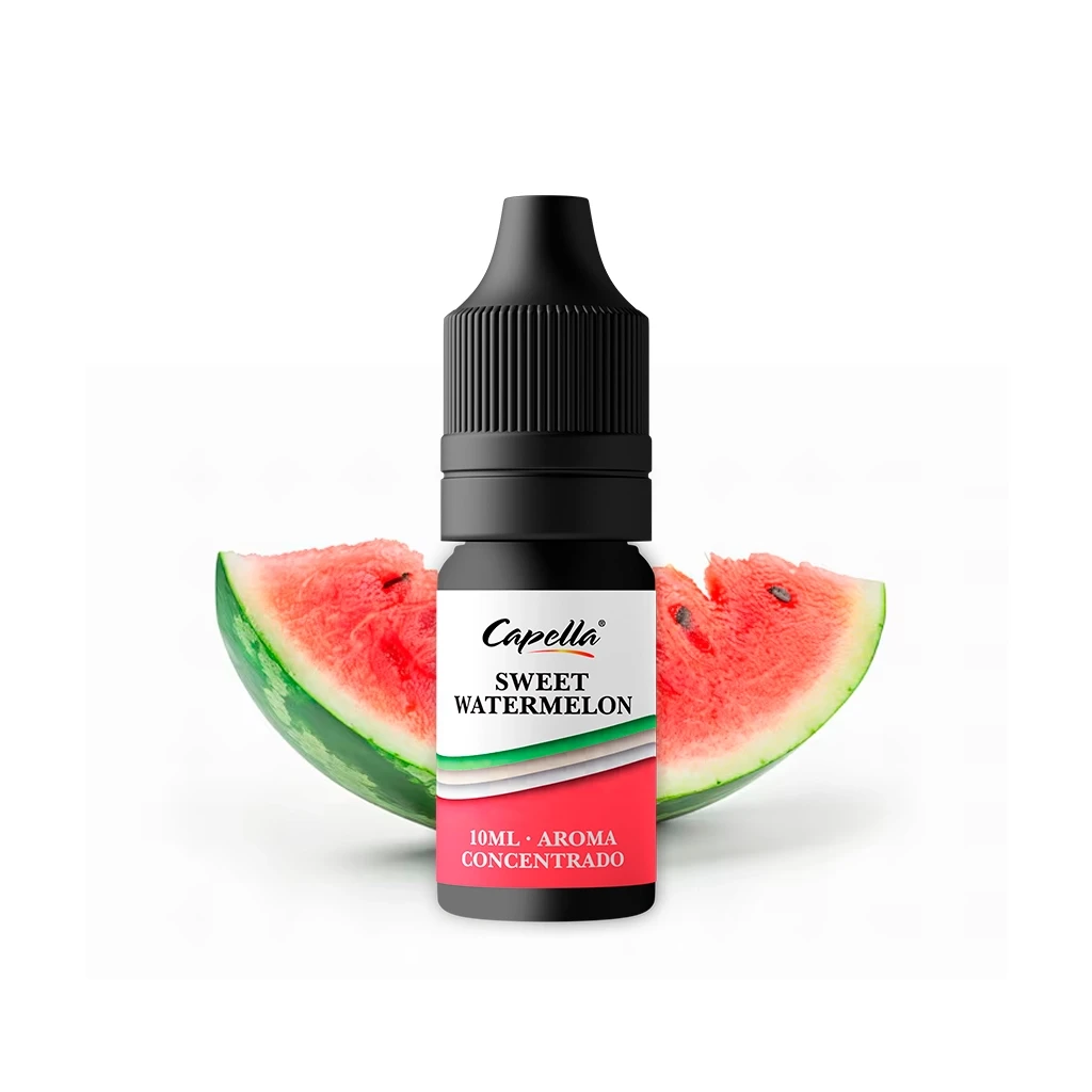 Frasco negro Capella Sweet Watermelon con etiqueta blanca y roja de aroma concentrado de 10 ml, delante de rodajas de sandía.