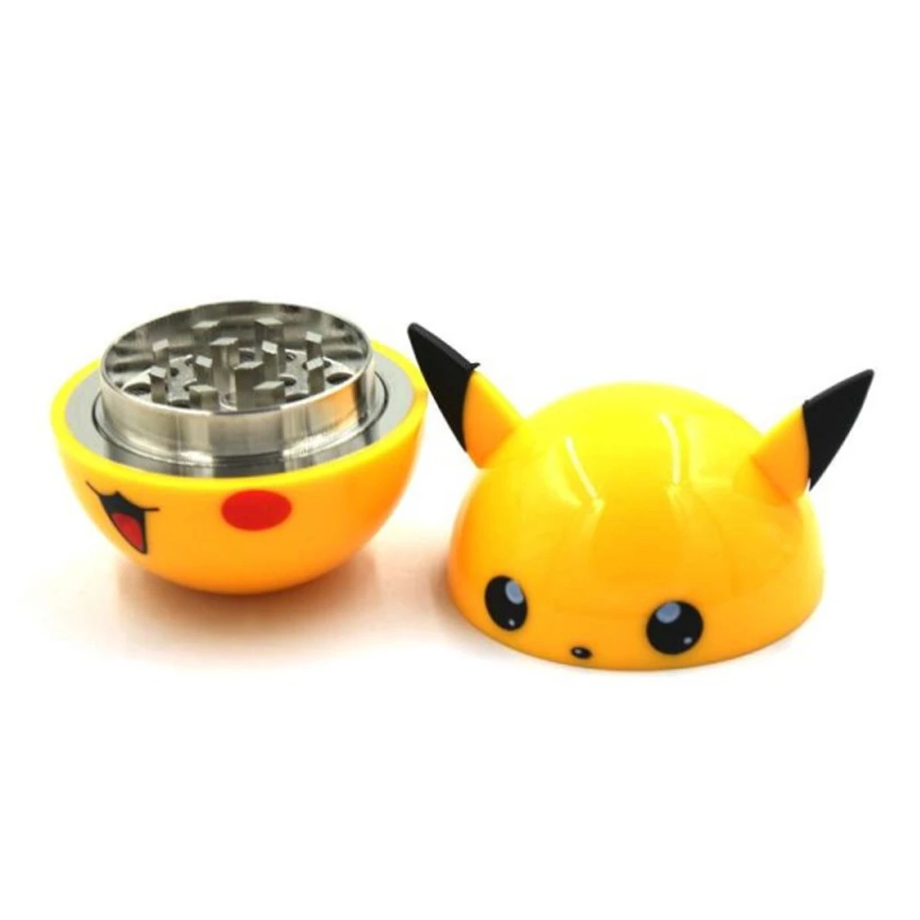 Grinder amarillo de Pikachu abierto, con dientes metálicos visibles y tapa a un lado con ojos negros y orejas de puntas negras.
