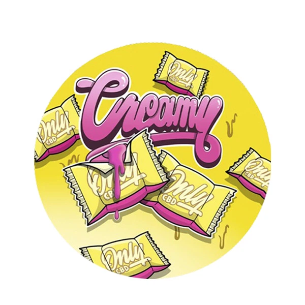 Diseño circular amarillo de Only CBD Creamy, con letras rosas y dibujos de envoltorios amarillos con detalles rosas.