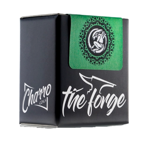 Caja negra de Charro Coils The Forge Xenomorph, con solapa verde, emblema circular y letras blancas. Caja negra de Charro Coils The Forge Xenomorph, con solapa verde, emblema circular y letras blancas.
