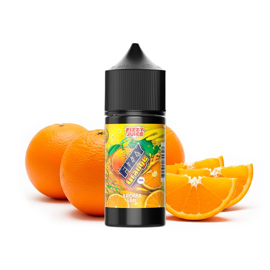 Bote de Fizzy Juice Orange Longfill con tapón negro y etiqueta de aroma de 6 ml, rodeado de naranjas enteras y gajos sobre fondo blanco.