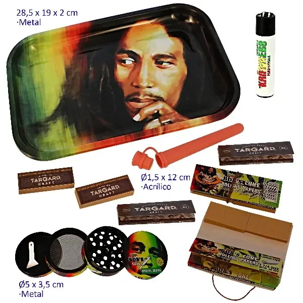 Bandeja TarGard con retrato de estilo reggae, junto a un mechero, un tubo naranja, un grinder abierto y distintos formatos de papel y filtros. Bandeja TarGard con retrato de estilo reggae, junto a un mechero, un tubo naranja, un grinder abierto y distintos formatos de papel y filtros.