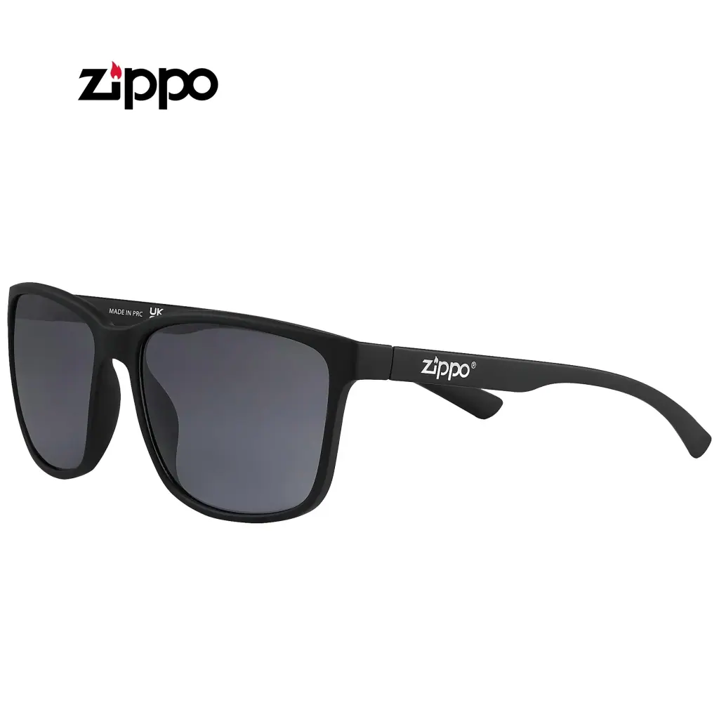 Gafas de sol Zippo OB224-1 de montura negra y lentes oscuras, vistas en perspectiva con las patillas abiertas y el logotipo lateral blanco.