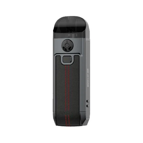 Smok Nord 4 Black Armor en vista frontal, con boquilla negra, cuerpo gris oscuro y panel negro con costuras rojas.