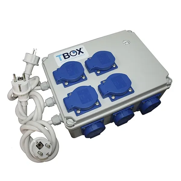 Temporizador Smart TBOX 12 en caja gris con varias tomas de tapa azul y cables blancos con enchufes, sobre fondo blanco.