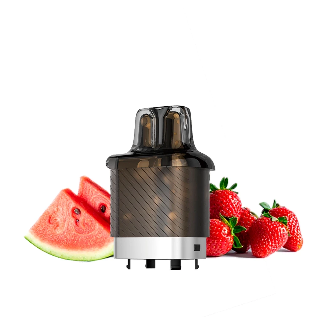 Pod Vista Plug Fresa Sandía de Vozol, con boquilla oscura translúcida, cuerpo estriado y base plateada, ante fresas y rodajas de sandía. Pod Vista Plug Fresa Sandía de Vozol, con boquilla oscura translúcida, cuerpo estriado y base plateada, ante fresas y rodajas de sandía.