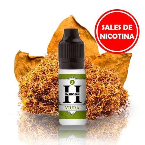 Frasco Herrera Viura con tapón negro y etiqueta verde y blanca, ante hojas y tabaco picado, junto a un sello rojo «Sales de nicotina».