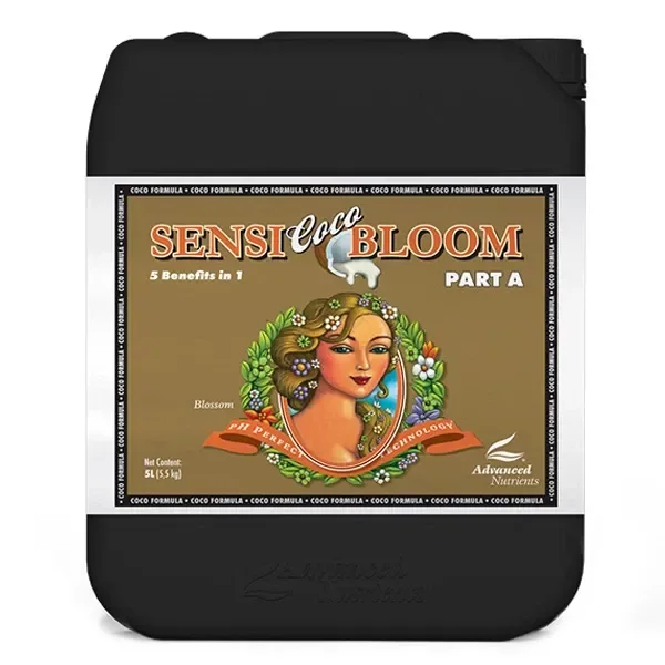 Bidón negro de PH Perfect Sensi Coco Bloom A Advanced Nutrients, con etiqueta dorada e ilustración de un rostro rodeado de flores. Bidón negro de PH Perfect Sensi Coco Bloom A Advanced Nutrients, con etiqueta dorada e ilustración de un rostro rodeado de flores.