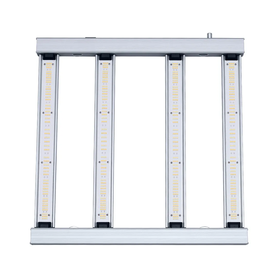 Foco LED Agrolite QB visto de frente, con barras paralelas de pequeños diodos amarillos sobre una estructura rectangular plateada.