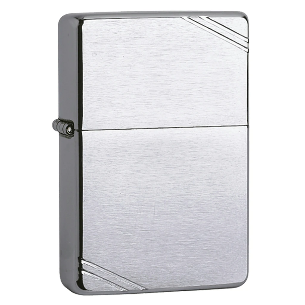 Encendedor Zippo 230 Vintage cromado mate, cerrado y ligeramente ladeado, con líneas diagonales grabadas en esquinas opuestas. Encendedor Zippo 230 Vintage cromado mate, cerrado y ligeramente ladeado, con líneas diagonales grabadas en esquinas opuestas.