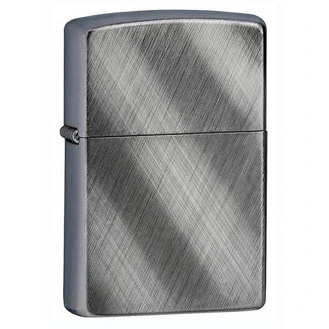 Encendedor Zippo cerrado, de color plateado, con acabado de trazos diagonales y zonas sombreadas sobre fondo blanco.
