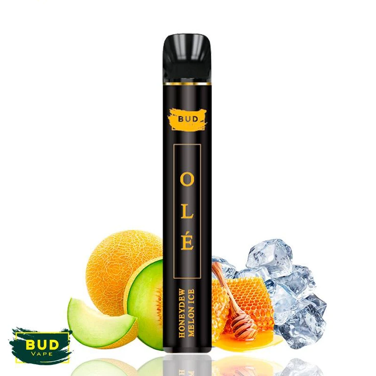 Vapeador Bud Olé Honeydew Melon Ice negro con letras doradas, junto a melón, un panal con miel y cubitos de hielo sobre fondo blanco.