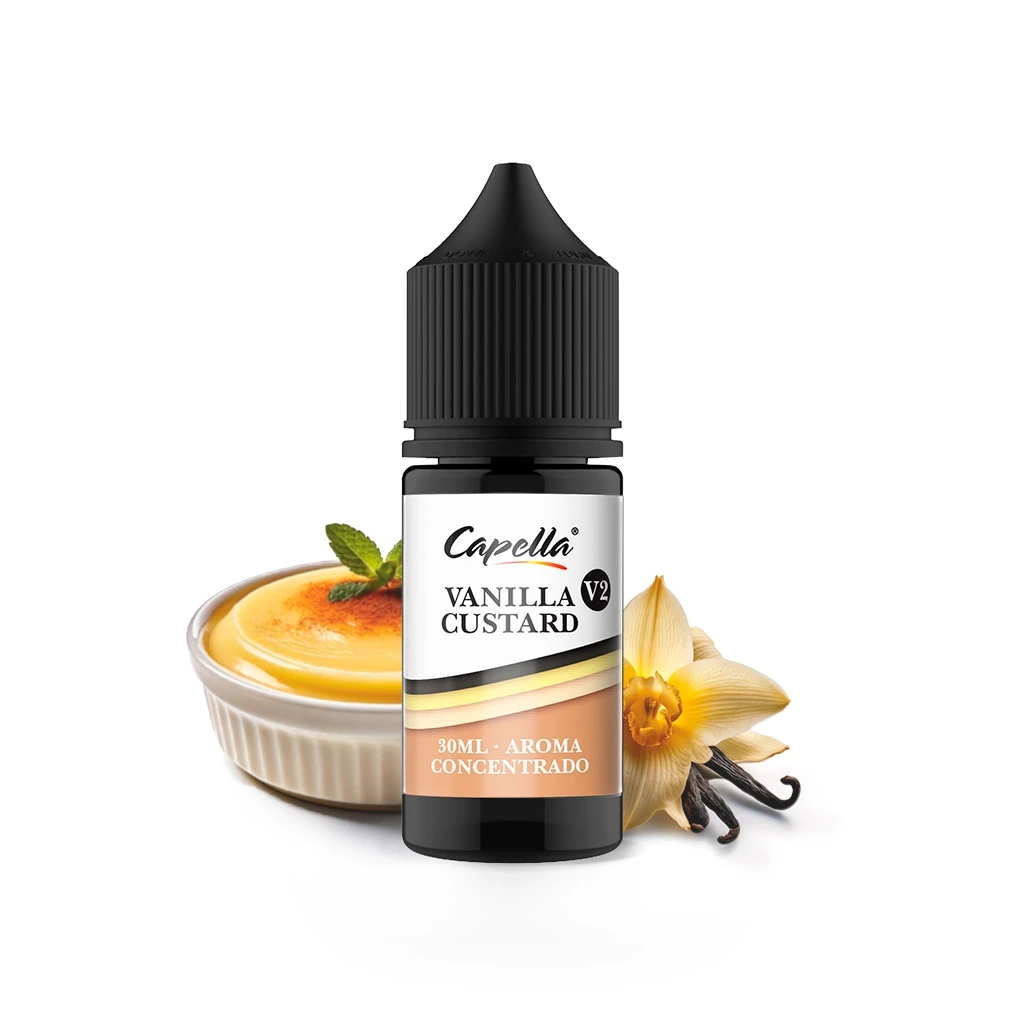 Frasco Capella Vanilla Custard V2 de 30 ml con tapón negro, junto a un cuenco de crema, una flor y vainas de vainilla sobre fondo blanco.