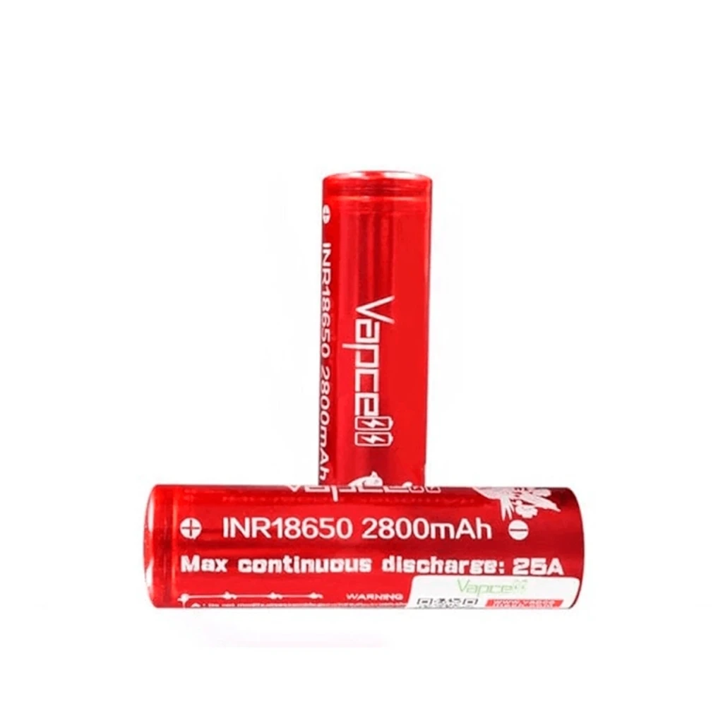 Baterías rojas Vapcell, una vertical y otra horizontal, con las indicaciones INR18650, 2800 mAh y descarga continua máxima de 25 A. Baterías rojas Vapcell, una vertical y otra horizontal, con las indicaciones INR18650, 2800 mAh y descarga continua máxima de 25 A.