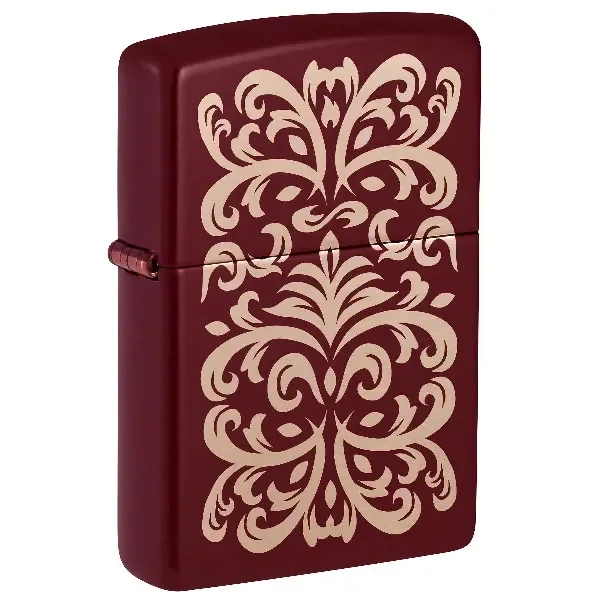 Encendedor Zippo Pretty Pattern cerrado, de color burdeos con motivos ornamentales en tono crema, visto en perspectiva sobre fondo blanco. Encendedor Zippo Pretty Pattern cerrado, de color burdeos con motivos ornamentales en tono crema, visto en perspectiva sobre fondo blanco.
