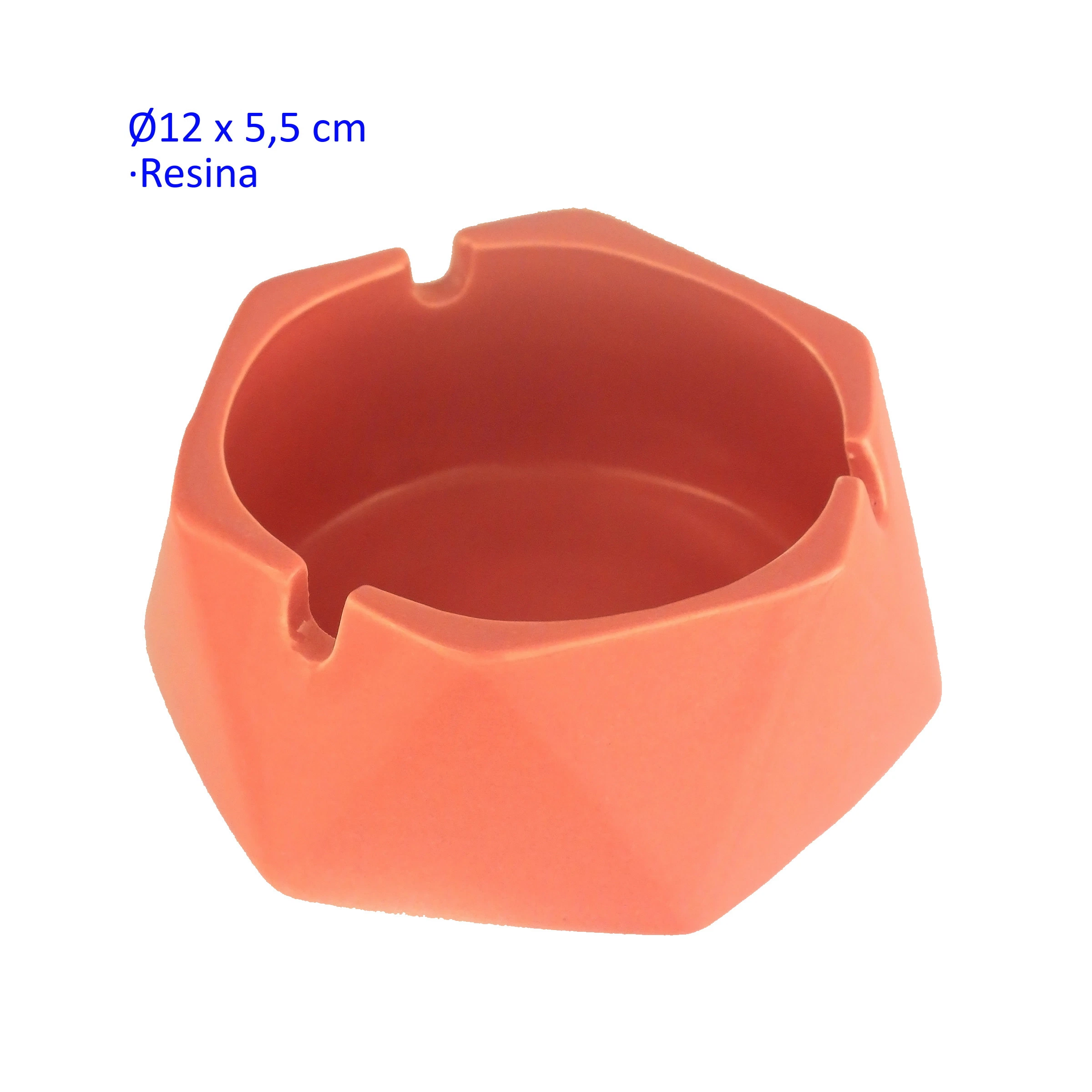Cenicero de mesa rosa coral con exterior facetado, recipiente circular y muescas en el borde, sobre fondo blanco.
