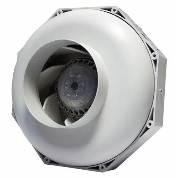 Extractor Can-Fan de carcasa gris, visto en perspectiva, con boca circular que deja ver las aspas y el motor central.