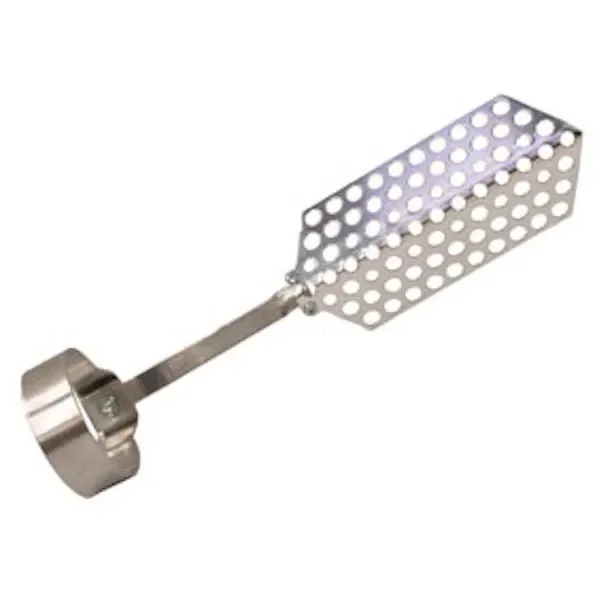 Super Spreader Pequeño con pantalla metálica perforada, brazo alargado y abrazadera de sujeción sobre fondo blanco. Super Spreader Pequeño con pantalla metálica perforada, brazo alargado y abrazadera de sujeción sobre fondo blanco.