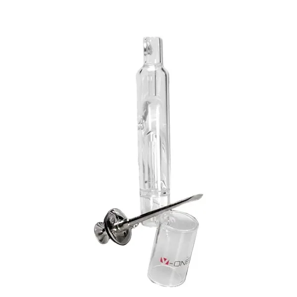 Recambio de cristal X-Vape X-Max V-One 2.0 con cuerpo tubular transparente, pieza cilíndrica inferior y accesorio metálico sobre fondo blanco.