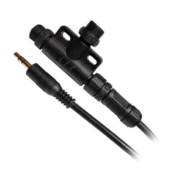 Cable T-Junction Lumatek negro, con distribuidor en T, conexiones roscadas, orificios de fijación y conector de clavija dorada.