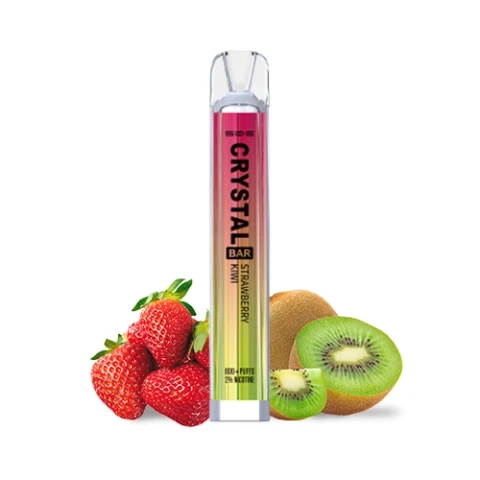 Vaper SKE Crystal Bar Strawberry Kiwi con cuerpo degradado de rosa a verde y boquilla transparente, junto a fresas y kiwis.