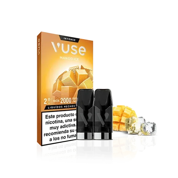 Pods negros Vuse Mango Ice delante de su caja naranja, junto a trozos de mango y cubitos de hielo sobre un fondo negro.