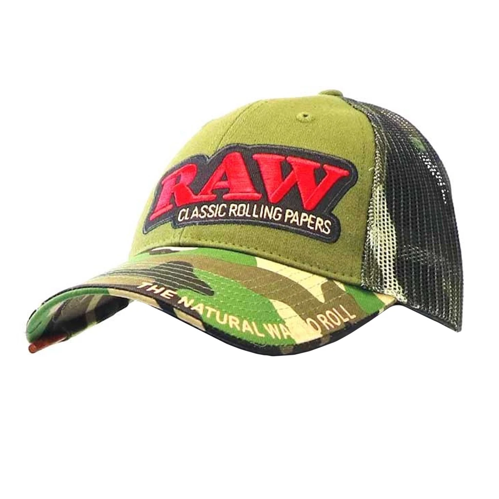 Gorra RAW verde con logotipo rojo bordado, visera curva de camuflaje y parte trasera de rejilla negra, vista en tres cuartos. Gorra RAW verde con logotipo rojo bordado, visera curva de camuflaje y parte trasera de rejilla negra, vista en tres cuartos.