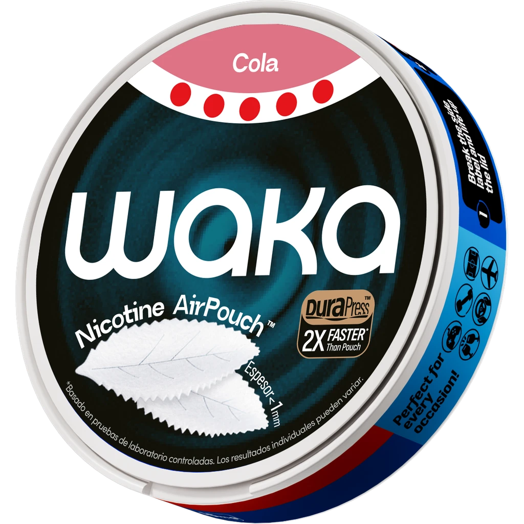 Lata redonda Waka Nicotine AirPouch Cola vista en ángulo, con etiqueta azul y negra y dibujos de bolsas blancas en la tapa.