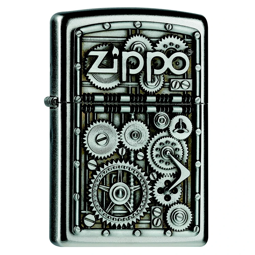 Encendedor Zippo cerrado, visto de frente, con acabado oscuro y plateado, decoración de engranajes y logotipo en la parte superior.