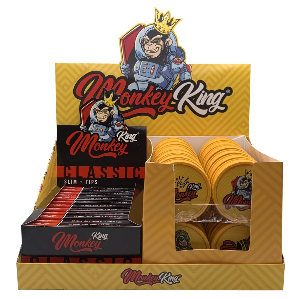 Expositor amarillo Monkey King con grinders redondos amarillos y librillos de papel Classic Slim + Tips, decorado con un mono coronado. Expositor amarillo Monkey King con grinders redondos amarillos y librillos de papel Classic Slim + Tips, decorado con un mono coronado.