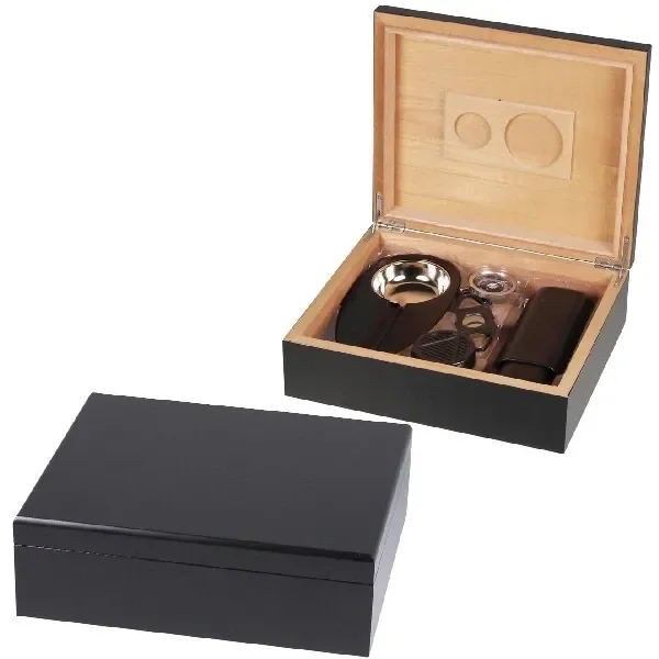 Humidor negro mostrado cerrado y abierto, con interior de madera clara, accesorios y elementos circulares en la tapa. Humidor negro mostrado cerrado y abierto, con interior de madera clara, accesorios y elementos circulares en la tapa.