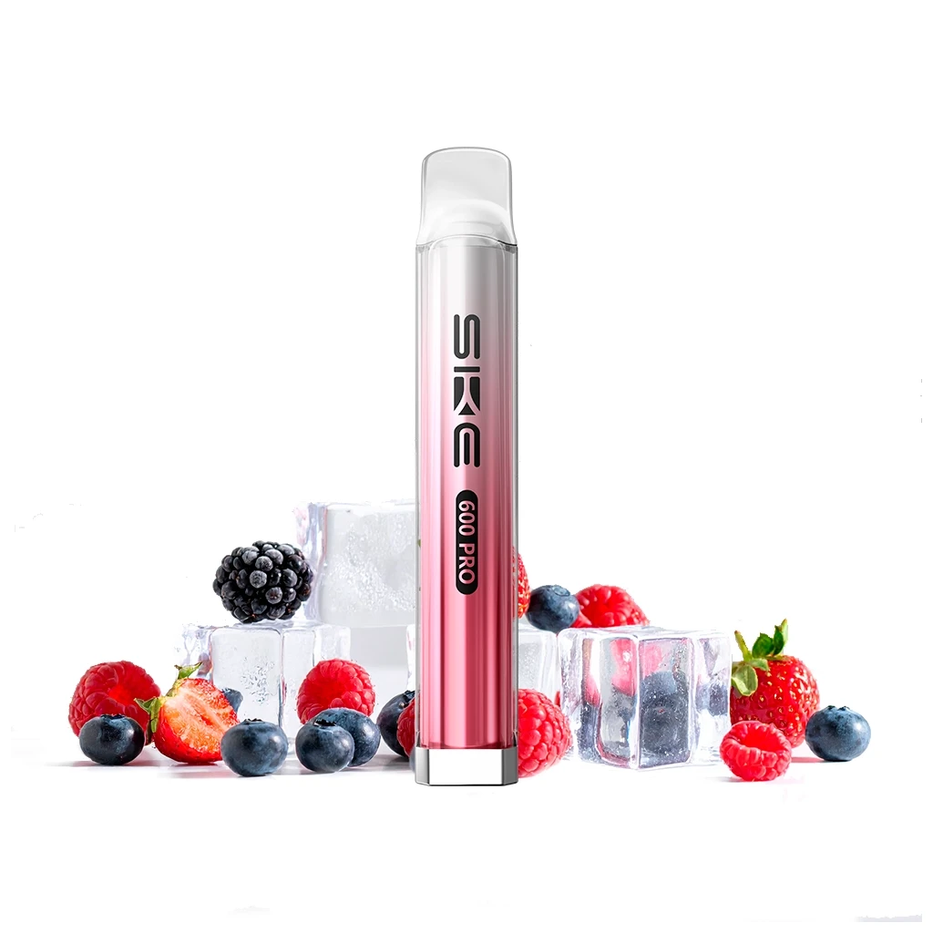 Pod Ske Crystal 600 Pro Berry Ice con cuerpo rosa y boquilla transparente, rodeado de frutos rojos, arándanos y cubitos de hielo. Pod Ske Crystal 600 Pro Berry Ice con cuerpo rosa y boquilla transparente, rodeado de frutos rojos, arándanos y cubitos de hielo.