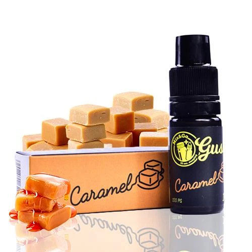 Frasco negro de aroma Caramel de Mix&Go Gusto junto a una caja con dados de caramelo y caramelos envueltos sobre fondo blanco.