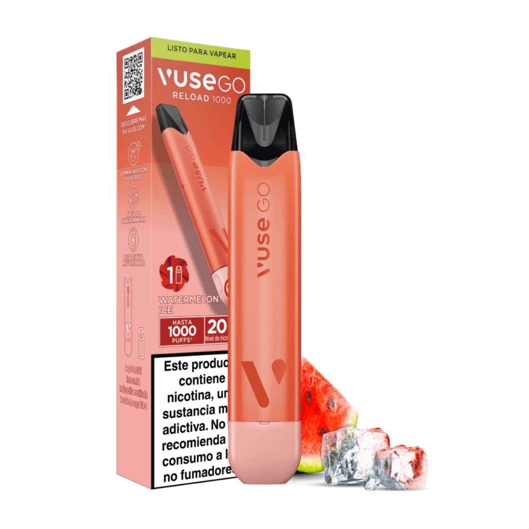 Vuse GO Reload 1000 Pen Watermelon Ice de color coral, con boquilla negra, junto a su caja, una porción de sandía y cubitos de hielo.