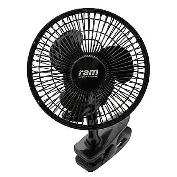 Ventilador negro RAM con rejilla circular, aspas anchas y pinza de sujeción en la base, visto de frente sobre fondo blanco.