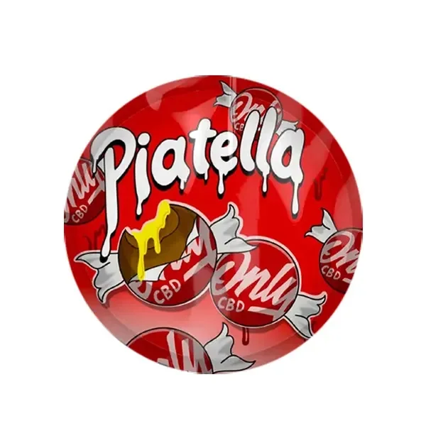 Diseño circular rojo de ONLYCBD con el texto «Piatella», motivos de caramelos y un dibujo central marrón con una gota amarilla.