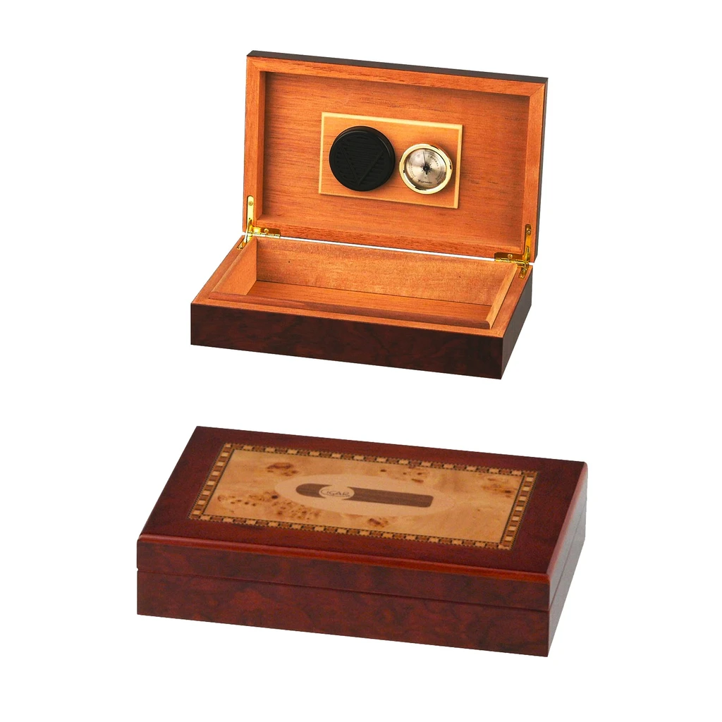 Humidor marrón mostrado abierto y cerrado, con higrómetro y humidificador en el interior de la tapa y dibujo de un puro en el exterior. Humidor marrón mostrado abierto y cerrado, con higrómetro y humidificador en el interior de la tapa y dibujo de un puro en el exterior.