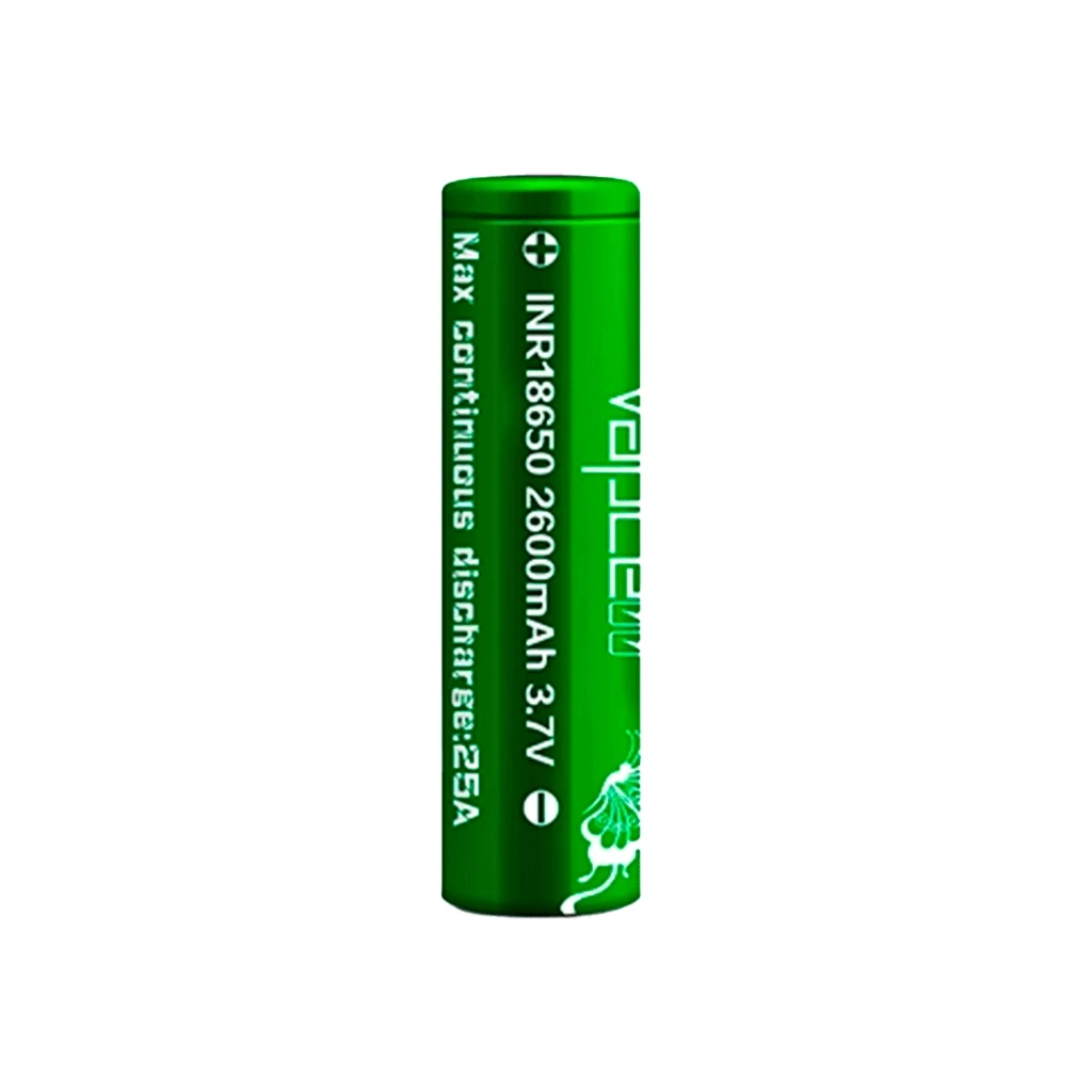 Batería cilíndrica verde Vapcell con inscripciones INR18650, 2600 mAh, 3,7 V y descarga continua máxima de 25 A, sobre fondo blanco. Batería cilíndrica verde Vapcell con inscripciones INR18650, 2600 mAh, 3,7 V y descarga continua máxima de 25 A, sobre fondo blanco.